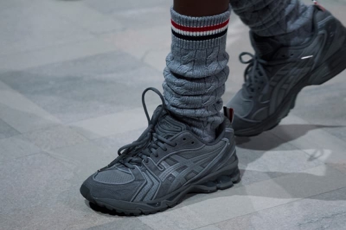 Thom Browne 携手 ASICS 推出首款 GEL-KAYANO 14 联名鞋款