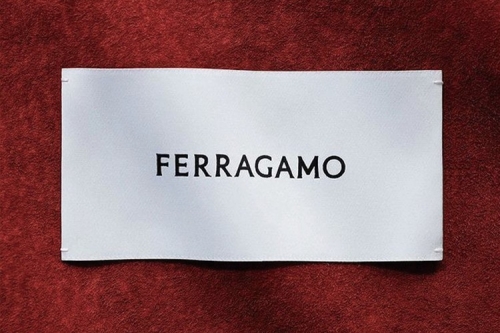 Salvatore Ferragamo 推出全新 Logo 正式更名「FERRAGAMO」