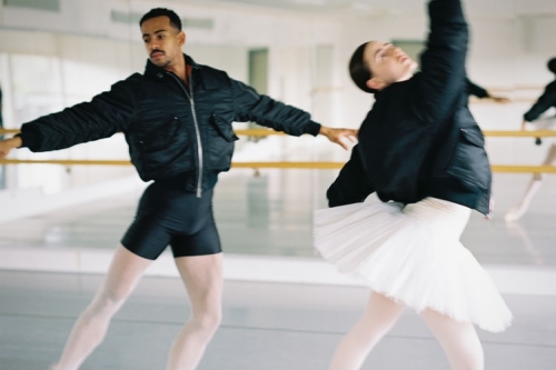 mfpen × Schott NYC 最新联名飞行外套：介乎机车硬汉与芭蕾柔美之间的反差造型