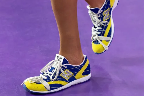 Miu Miu 携手 New Balance 重塑 RC150，独特鞋头系带设计引人瞩目