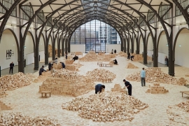 Lina Lapelytė 以 400,000 颗方块「搭建时间」：We Make Years Out of Hours