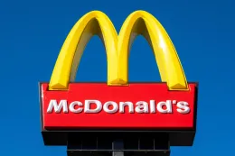 麦当劳 McDonald’s 以无人机直送餐点至上海滑板公园