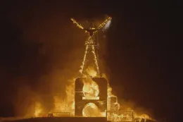 HBO Max 上线震撼新片：Burning Man 纪录片系列《The Man Will Burn》首播