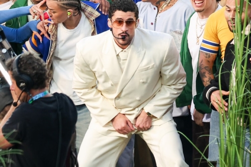 Bad Bunny 佩戴罕有孔雀石面 Audemars Piguet Royal Oak 现身 Super Bowl LX 中场秀