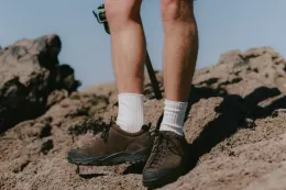 JJJJound 与 Diemme 再推 Movida「Brown」麖皮配色，采用意大利皮革及 Vibram 鞋底
