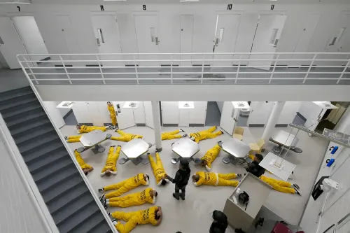 Netflix 真人实境剧集《The New Stanford Prison Experiment》让 30 名志愿者走进真实监狱，探问权力是否使人腐化