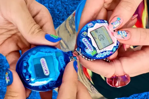CASETiFY 携手 Tamagotchi 推出复古 SS26 科技配件系列