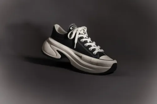 CONVERSE 正式推出全新 RUN STAR CRUSH 鞋款
