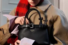 PRADA 推出「Buckle」手袋全新紧凑尺寸