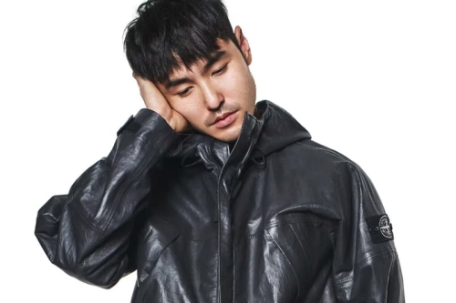 阮经天出镜演绎 Stone Island 2025 春夏系列形象大片