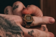 J Balvin 金色镶钻 Casio 戒指表闪耀登场