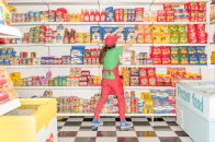 Lucy Sparrow 再度开张全毛毡「超市」展览