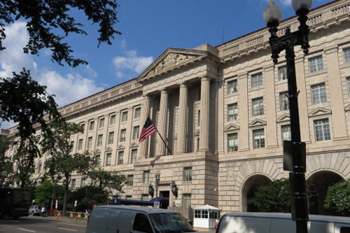 NVIDIA 和 AMD 将向美国政府缴纳中国芯片销售收入的 15%