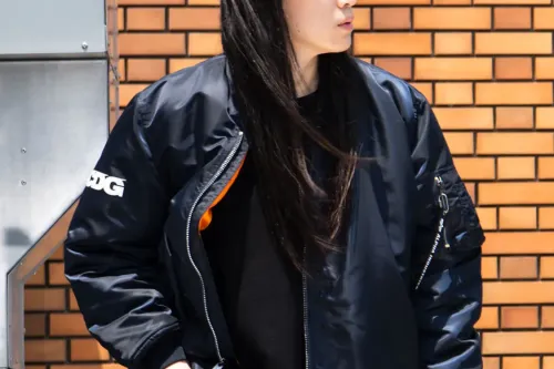 CDG 与 Alpha Industries 以全新海军蓝斜裁设计重塑 MA-1 联乘系列