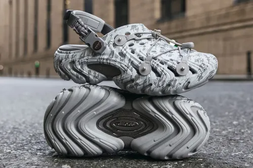探索都市现代轮廓，DOE × Crocs 联名系列全新发布