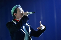 G-Dragon 荣获 2025 年 MAMA 颁奖典礼年度艺人奖