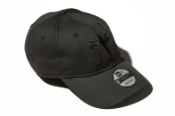Kiko Kostadinov × New Era 再度联乘：日本限定俐落全黑 9TWENTY 帽款