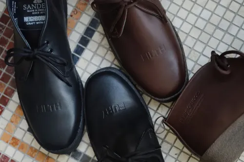 NEIGHBORHOOD 为 Sanders 经典 Brit Chukka Boots 注入叛逆态度