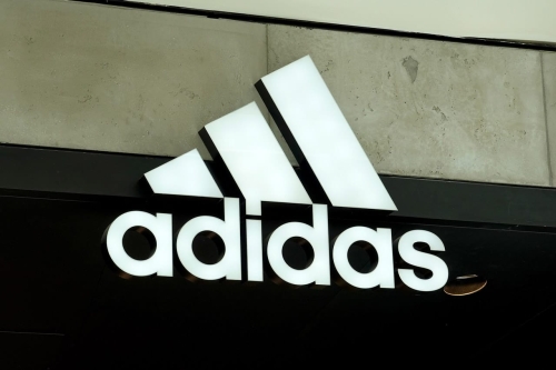 与 Kanye West 分家后，adidas 报告 2022 年第四季度亏损逾 7 亿欧元