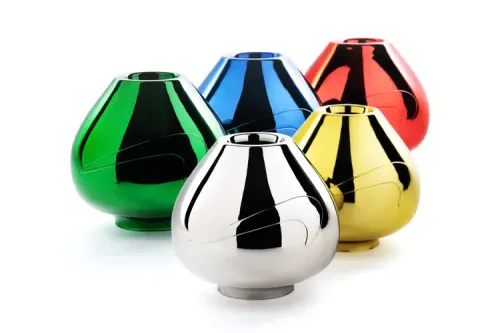 Ai Weiwei（艾未未）携手 Avant Arte 颠覆 Swoosh，全新 Colored Vase 限量雕塑登场