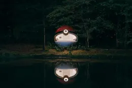 NOT A HOTEL 与《Pokémon Sleep》为《Pokémon》30 周年打造可入住 3 米 Poké Ball 酒店