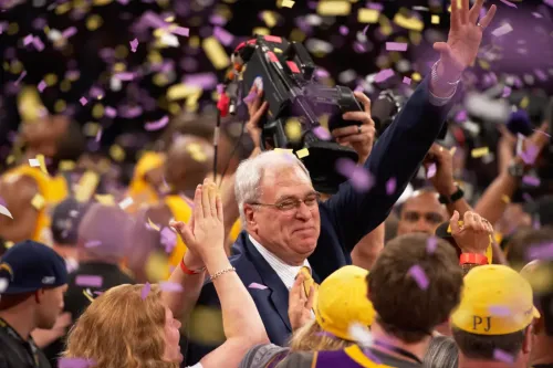 湖人队宣布 Phil Jackson 将于 Crypto.com Arena 外的 Star Plaza 竖立雕像