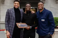 NBA 史上首次！Antetokounmpo 字母哥三兄弟齐聚密尔沃基雄鹿队