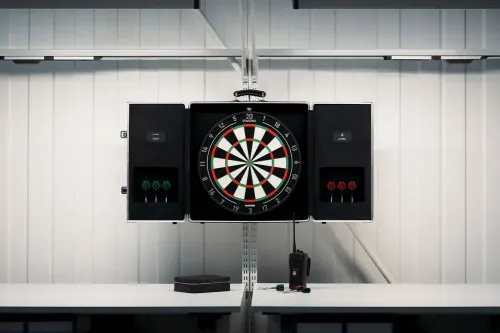 RIMOWA 联手 Winmau 推出限量铝制飞镖箱