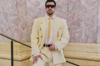 Fit Check：Bad Bunny 以订制 Schiaparelli 高级订制服攻占 Paris Fashion Week 全场焦点