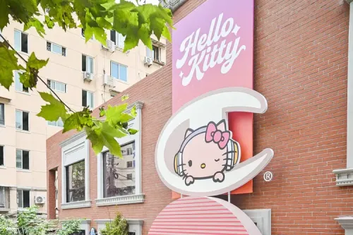 Champion 携手 Hello Kitty 推出全新联名系列，上海限定快闪同步登场