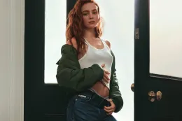 Sadie Sink 演绎 Calvin Klein 经典「90s Straight」牛仔裤的现代态度