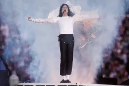 《Spectacle》深入探究 Michael Jackson 改变游戏规则的 Super Bowl 中场秀