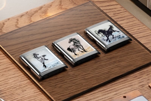 Jaeger-LeCoultre 以全新 Reverso Tribute Enamel 双作迎接马年