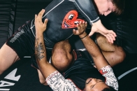 Albino & Preto 向 Keith Haring 致敬，推出艺术驱动 Performance 胶囊系列