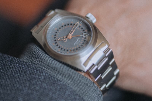 Unimatic × Norwegian Rain 推出专属铜制 GMT 腕表庆祝 15 周年里程碑