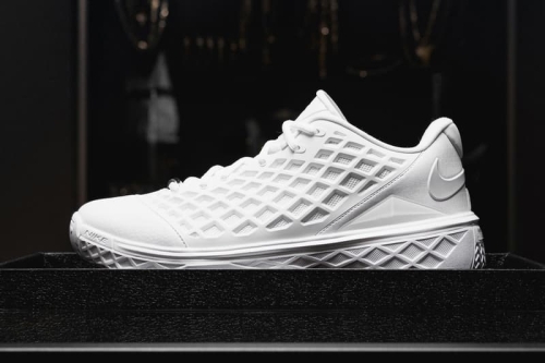 Nike Kobe 3 Protro Low 首度亮相：纯白「Halo」配色由 Vanessa Bryant 抢先揭晓