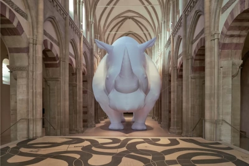 30 英尺高犀牛装置现身中世纪 Magdeburg 博物馆