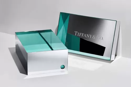 Tiffany & Co. 打造 Nike Air Force 1 联名鞋款专属 925 银质鞋盒
