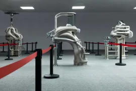 Anna Uddenberg 于最新展览《White Noise》探讨企业控制与身体文化