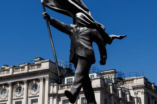 Banksy 全新雕塑突现伦敦市中心，讽刺帝国英雄的「盲目崇拜」？