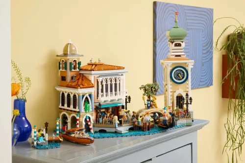LEGO Icons 最新「Venetian Neighborhood」套装将书架化作运河畔的避世胜地
