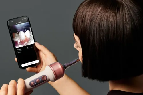 Dyson CameraJet 电动牙刷让你即时看见口腔内的清洁过程