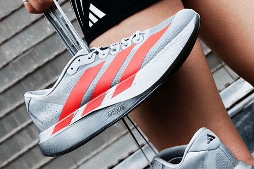 adidas ADIZERO EVO SL 实力获评《跑者世界》「2025年度最佳竞训跑鞋」称号