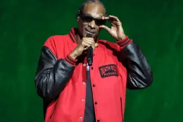 Snoop Dogg 化身《HITMAN World of Assassination》行踪不定目标，加入全新「The Herbalist」任务