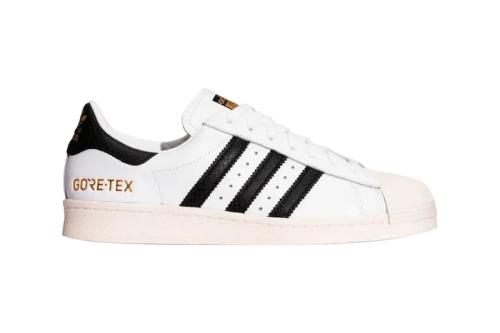 atmos × adidas 为经典 SUPERSTAR 82 带来 GORE‑TEX 防水加持