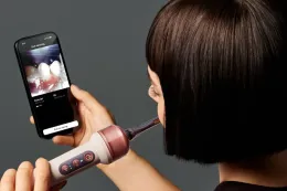 Dyson CameraJet 电动牙刷让你即时看见口腔内的清洁过程