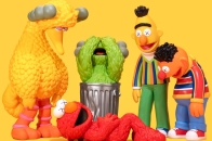 AllRightsReserved × KAWS 限定《Sesame Street》搪胶公仔系列首发