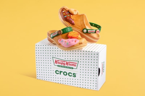 原味糖霜甜甜圈上脚！Krispy Kreme 携手 Crocs 推出全新联名 Classic Clog