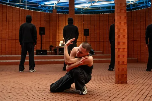 Izaak Brandt 首度将霹雳舞带进 Serpentine，谈疾病、男性脆弱与《Soft Shell》