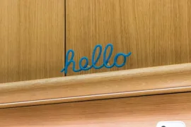 苹果在 Apple Store 各处隐藏微型“Hello”标识供顾客探索 iPhone 长焦镜头